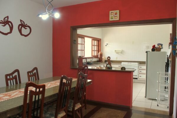 Ref:. 0015 - 2 suites + 2 semi suite casa colonial muito bem localizada na Av dos Veleiros próximo ao heliponto - Imagem 5