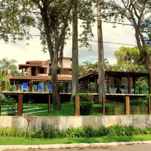 Ref:. 0015 - 2 suites + 2 semi suite casa colonial muito bem localizada na Av dos Veleiros próximo ao heliponto