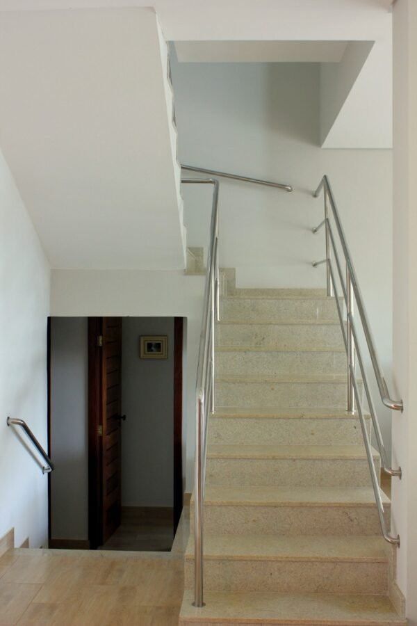 Ref:. 0018 - Casa 4 suites + 2 semi suite no alto com bela vista para o lago de furnas - Imagem 15