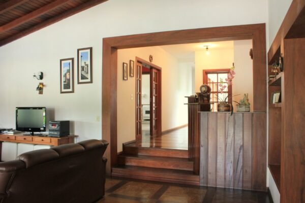 Ref:. 0015 - 2 suites + 2 semi suite casa colonial muito bem localizada na Av dos Veleiros próximo ao heliponto - Imagem 10