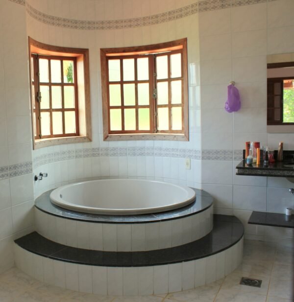 Ref:. 0015 - 2 suites + 2 semi suite casa colonial muito bem localizada na Av dos Veleiros próximo ao heliponto - Imagem 19
