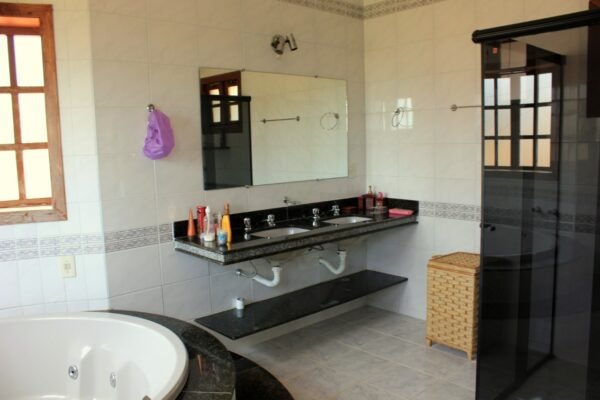 Ref:. 0015 - 2 suites + 2 semi suite casa colonial muito bem localizada na Av dos Veleiros próximo ao heliponto - Imagem 18